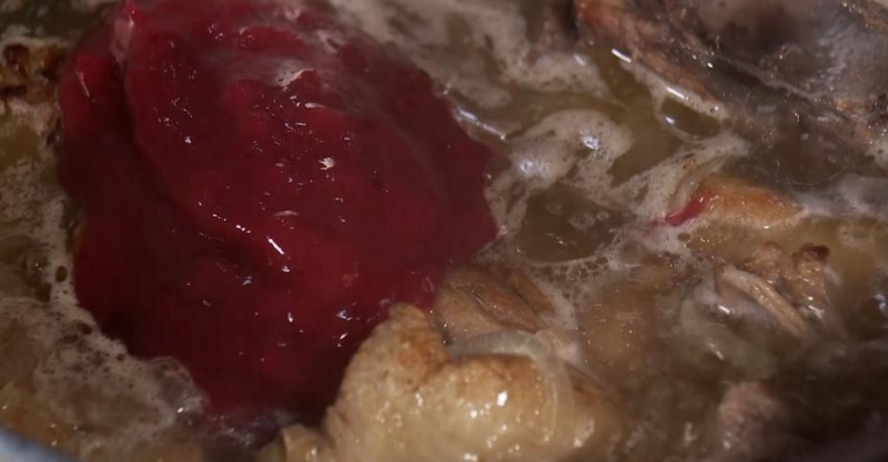 Утка томлёная в брусничном соусе