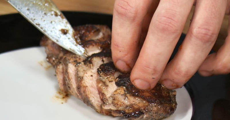 Утиная грудка в ягодах и салат с табаско