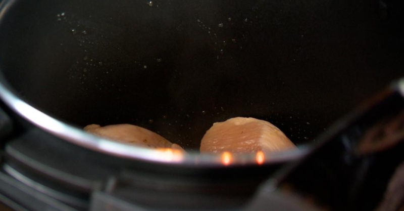 Курица с сухофруктами и томлёным рисом в лаваше