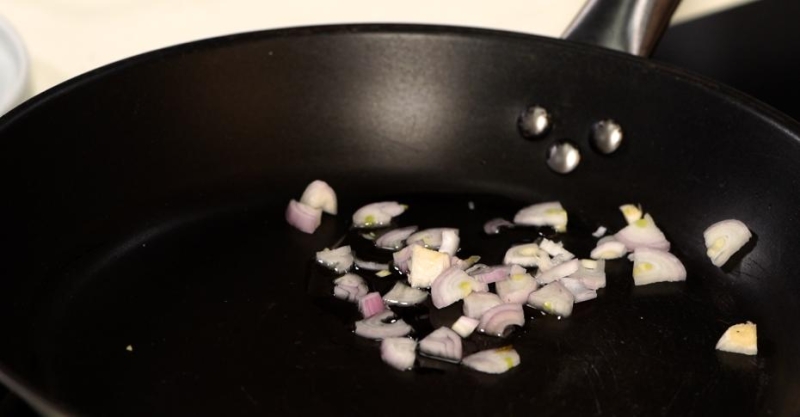 Сэндвич с печёным баклажаном и бараниной и зелёный салат с кунжутной заправкой