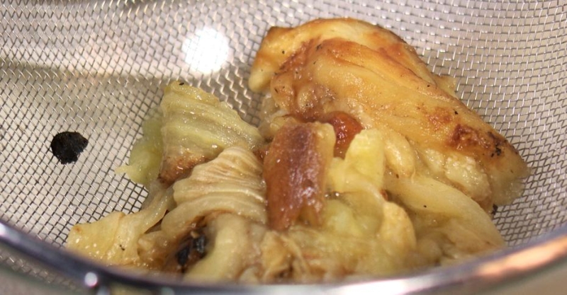 Сэндвич с печёным баклажаном и бараниной и зелёный салат с кунжутной заправкой