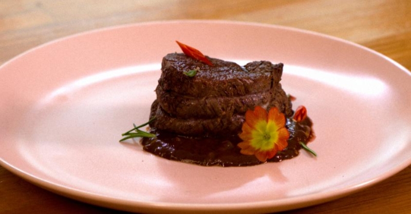 Филе-миньон с шоколадным соусом