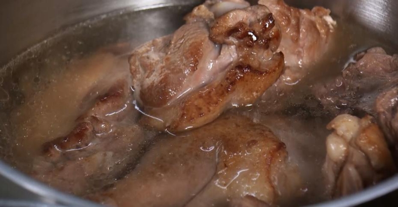 Утка томлёная в брусничном соусе