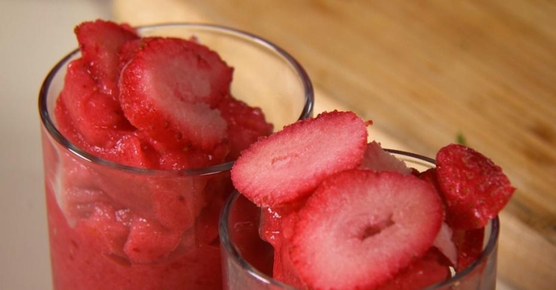 Десерт из замороженной клубники