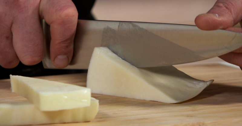 Халуми-гриль с овощным салатом