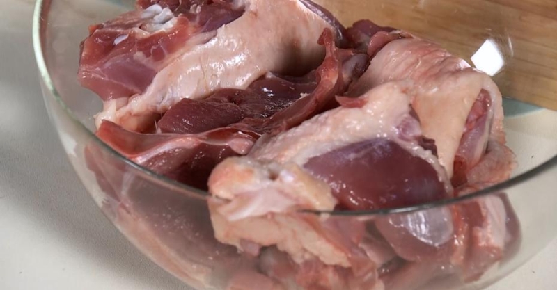 Утка томлёная в брусничном соусе