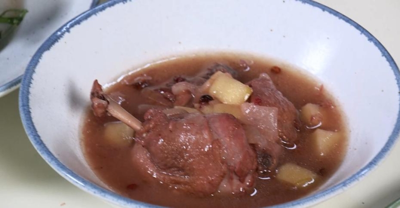 Утка томлёная в брусничном соусе