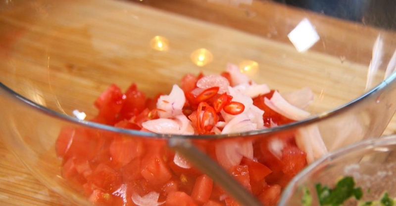 Люля-кебаб из баранины с запечённым баклажаном, сальсой из томатов и зелёным соусом