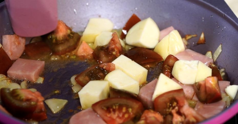 Омлет с халуми, помидорами, ветчиной и мятой