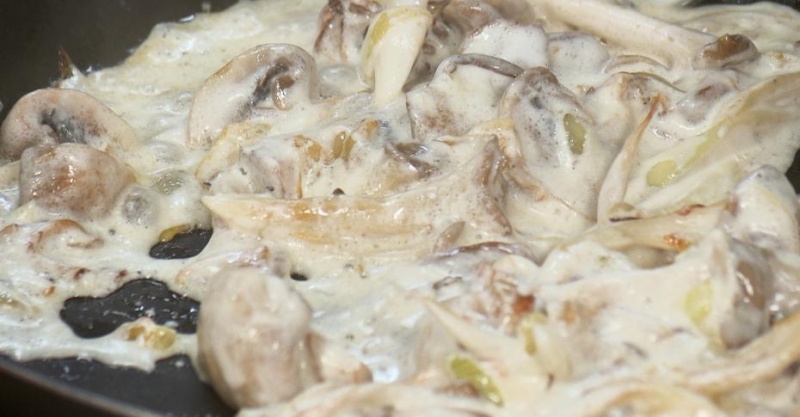 Шницель в крекерах и витаминный салат