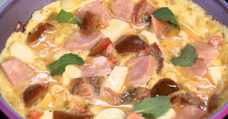 Омлет с халуми, помидорами, ветчиной и мятой