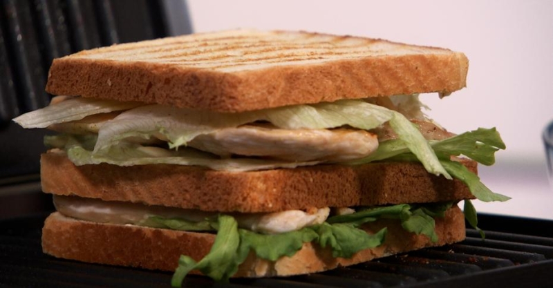 Сэндвич с курицей карри и салат с маринованными огурчиками