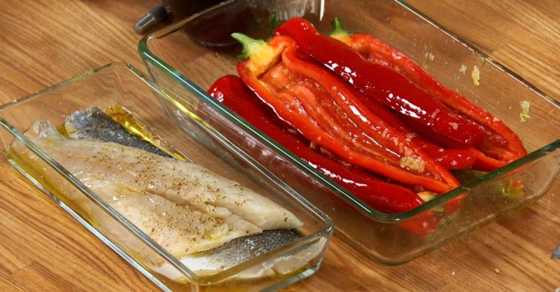Жареные на гриле сибас и перцы