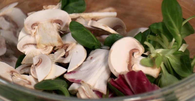 Сэндвич с драником и ветчиной и салат с шампиньонами