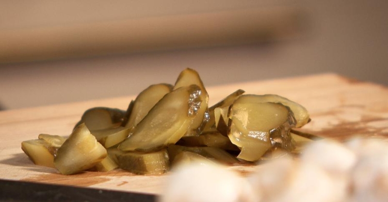 Сэндвич с курицей карри и салат с маринованными огурчиками