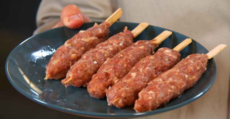 Люля-кебаб из баранины с запечённым баклажаном, сальсой из томатов и зелёным соусом