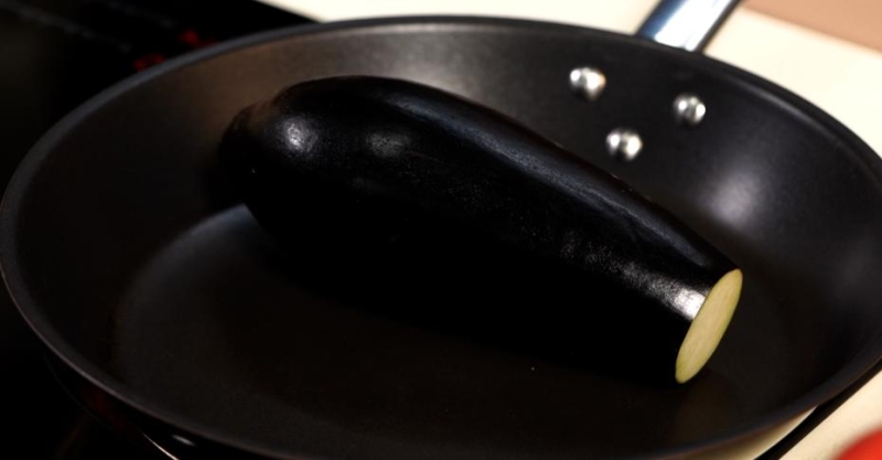 Сэндвич с печёным баклажаном и бараниной и зелёный салат с кунжутной заправкой