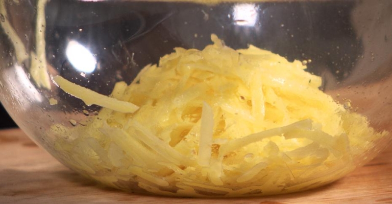 Сэндвич с драником и ветчиной и салат с шампиньонами