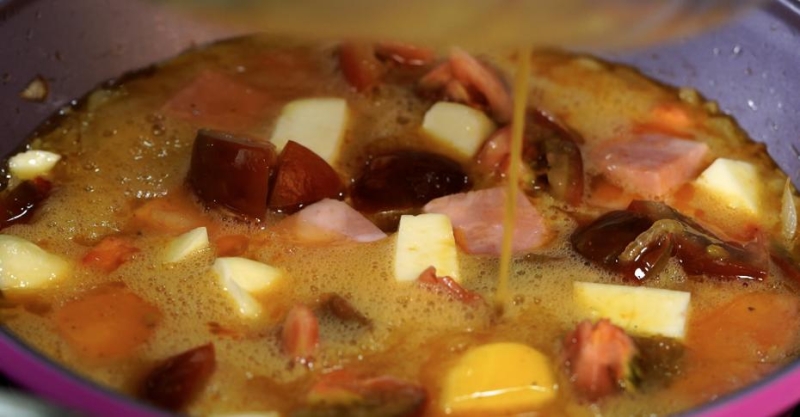 Омлет с халуми, помидорами, ветчиной и мятой