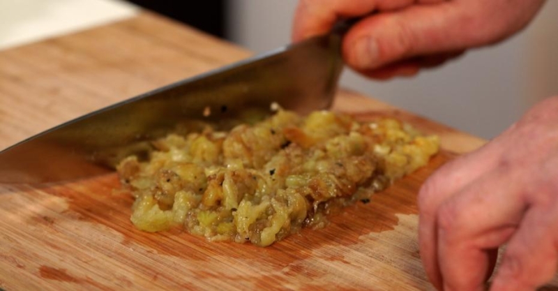 Сэндвич с печёным баклажаном и бараниной и зелёный салат с кунжутной заправкой