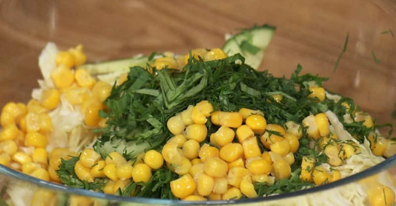 Шницель в крекерах и витаминный салат