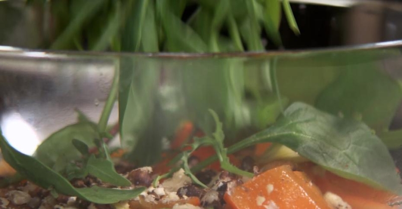 Салат из утки с манго и хурмой