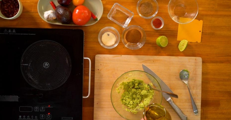 Чили кон карне с шоколадом, лепёшкой и гуакамоле