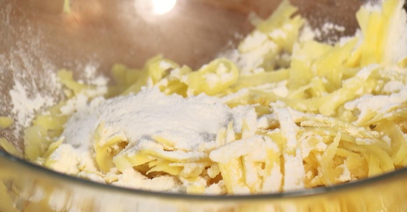 Сэндвич с драником и ветчиной и салат с шампиньонами