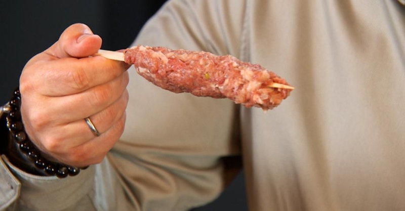 Люля-кебаб из баранины с запечённым баклажаном, сальсой из томатов и зелёным соусом