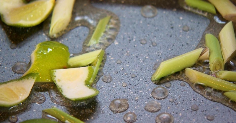 Лаймовый рис с морепродуктами и соусом из лемонграсса и лайма