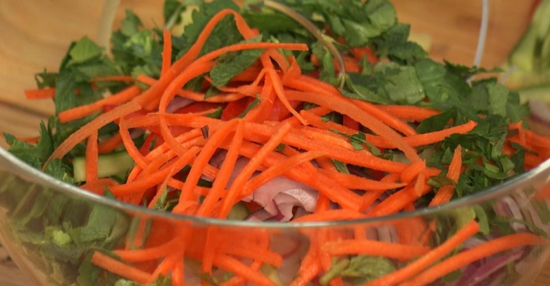 Азиатский салат с фунчозой