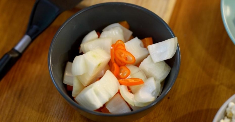 Минтай с рисом в сливочно-овощном соусе