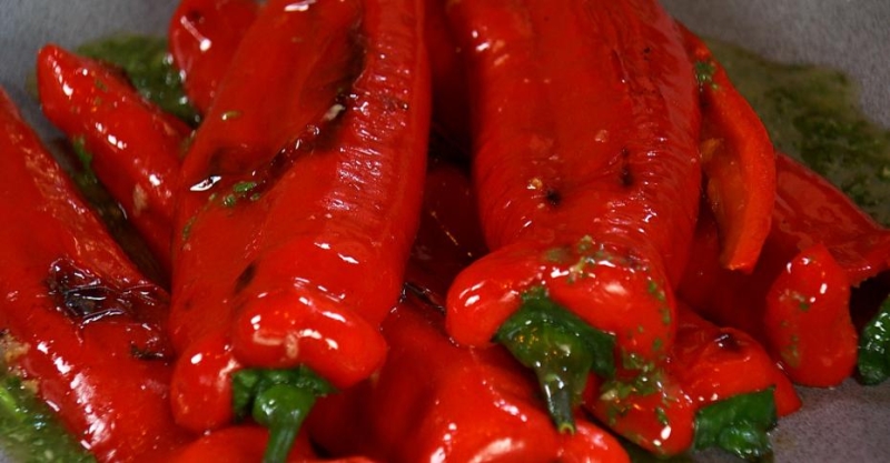 Жареные на гриле сибас и перцы