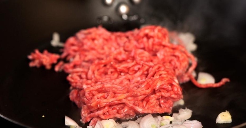 Сэндвич с печёным баклажаном и бараниной и зелёный салат с кунжутной заправкой