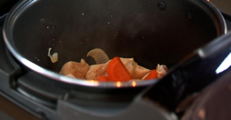 Курица с сухофруктами и томлёным рисом в лаваше