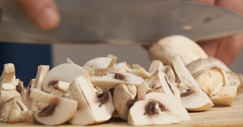 Куриная грудка с грибным соусом и салат с редисом