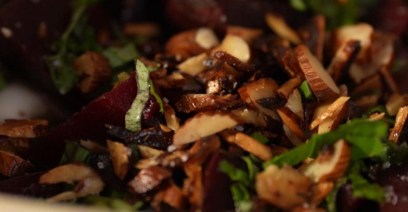 Салат со свёклой и миндалём