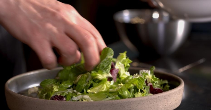 Тёплый салат с лососем