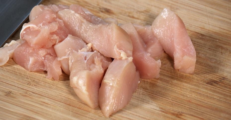 Салат с курицей и овощами с заправкой из наршараба