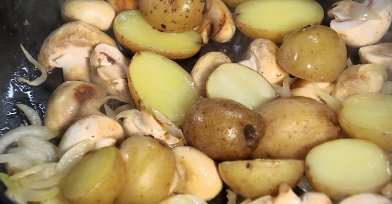 Картошка с грибами в сырном соусе