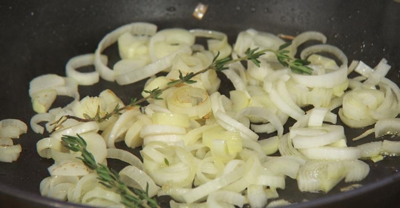 Куриная грудка с грибным соусом и салат с редисом