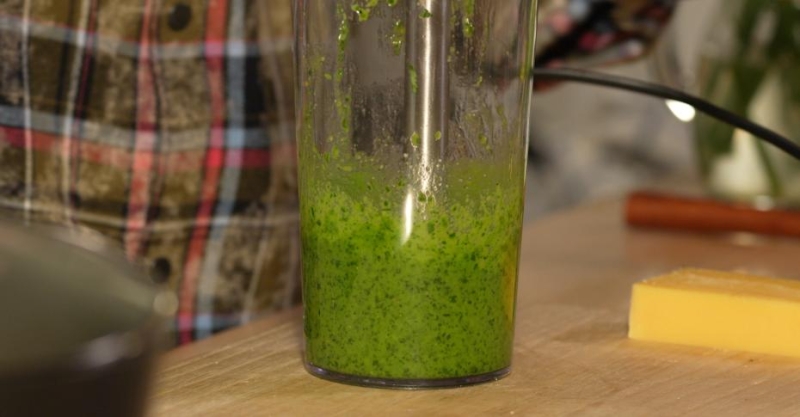 Хот-дог с песто и моцареллой