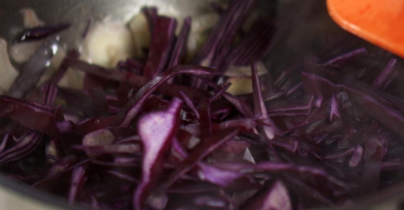 Краснокочанная капуста тушёная с ряженкой