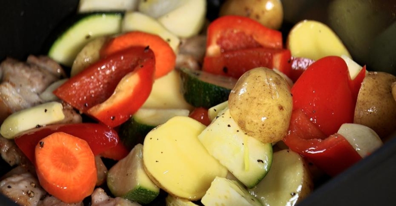 Запечённая свиная грудинка с овощами