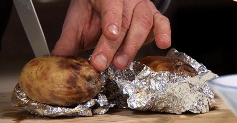 Кумпир (запеченная фаршированная картошка по-турецки)