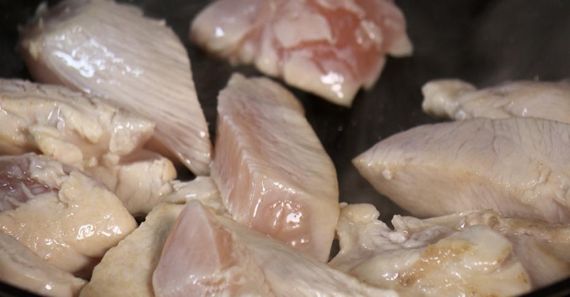 Салат с курицей и овощами с заправкой из наршараба