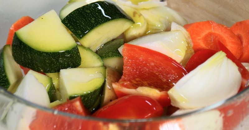 Запечённая свиная грудинка с овощами