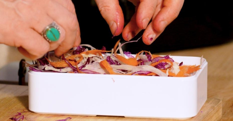 Капустный салат с соусом терияки