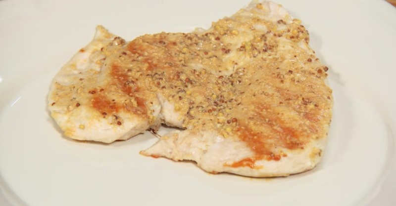 Куриная грудка с грибным соусом и салат с редисом