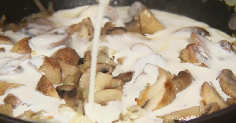 Куриная грудка с грибным соусом и салат с редисом